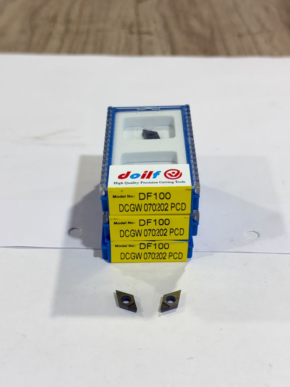 Carbide lathe threading cutting inserts