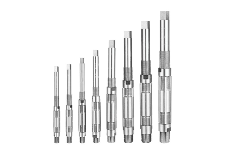 Adjustable reamer size range set