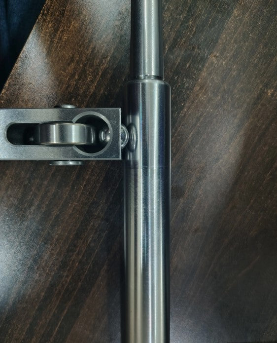 Knurling tool contacting metal rod