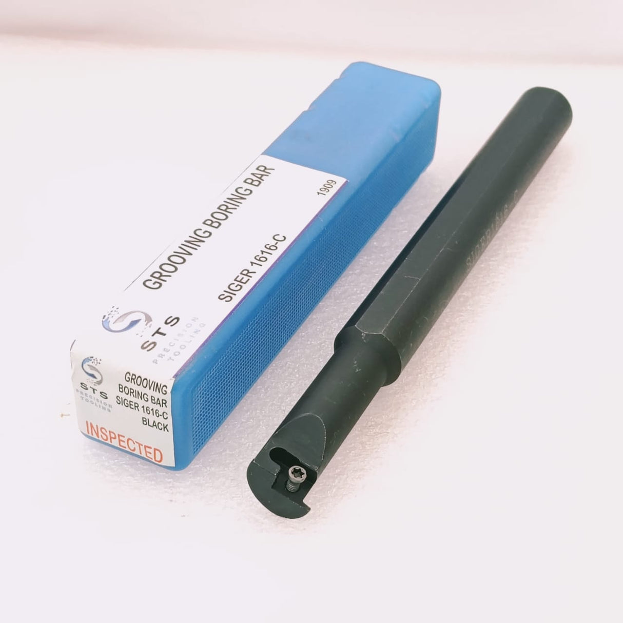 Grooving boring bar with blue packaging