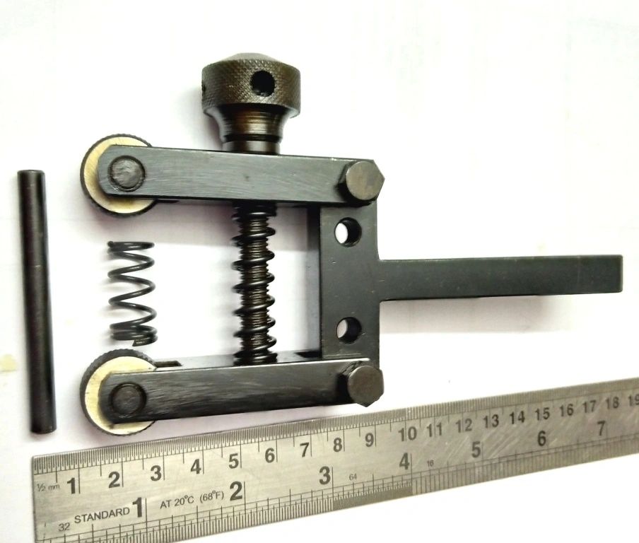 Knurling tool with measuring ruler