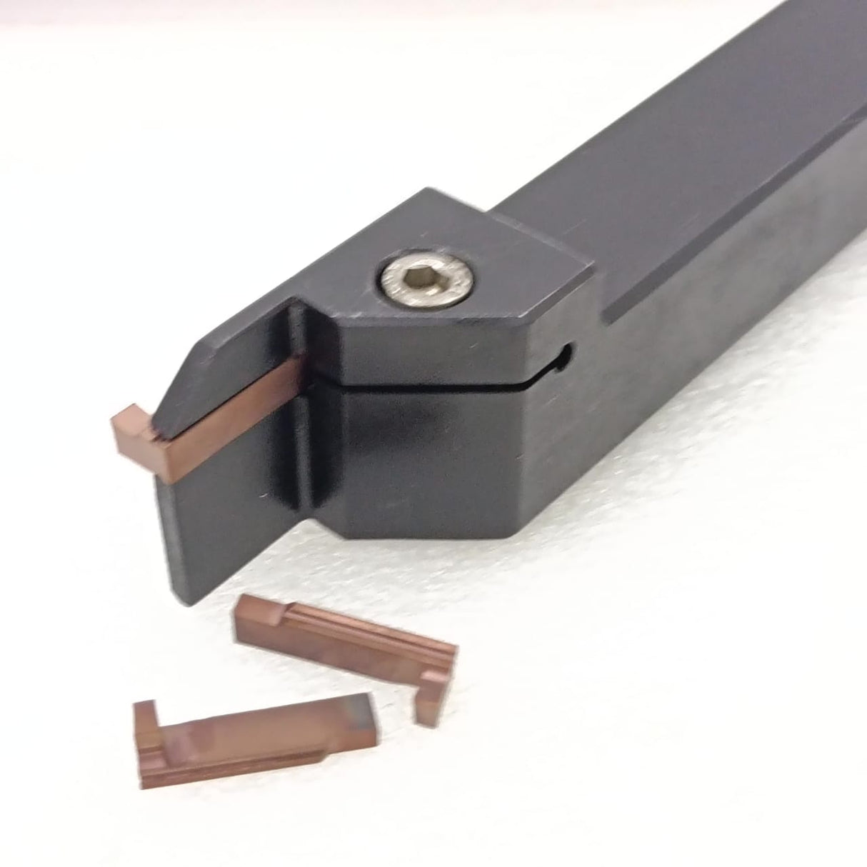 Lathe grooving tool with carbide inserts