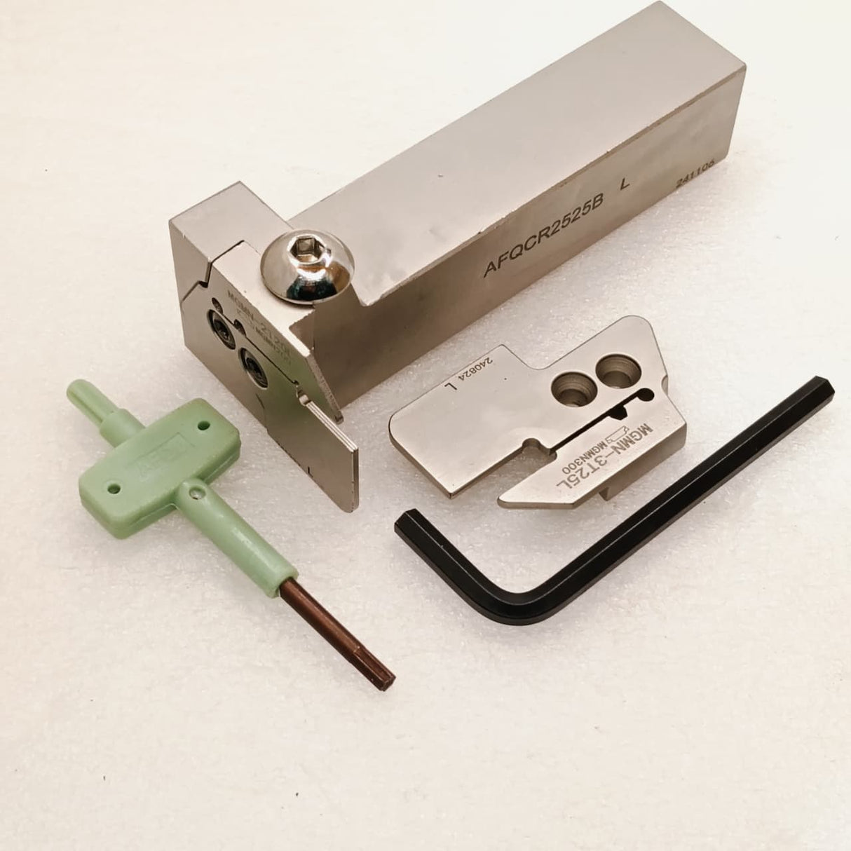 Grooving tool