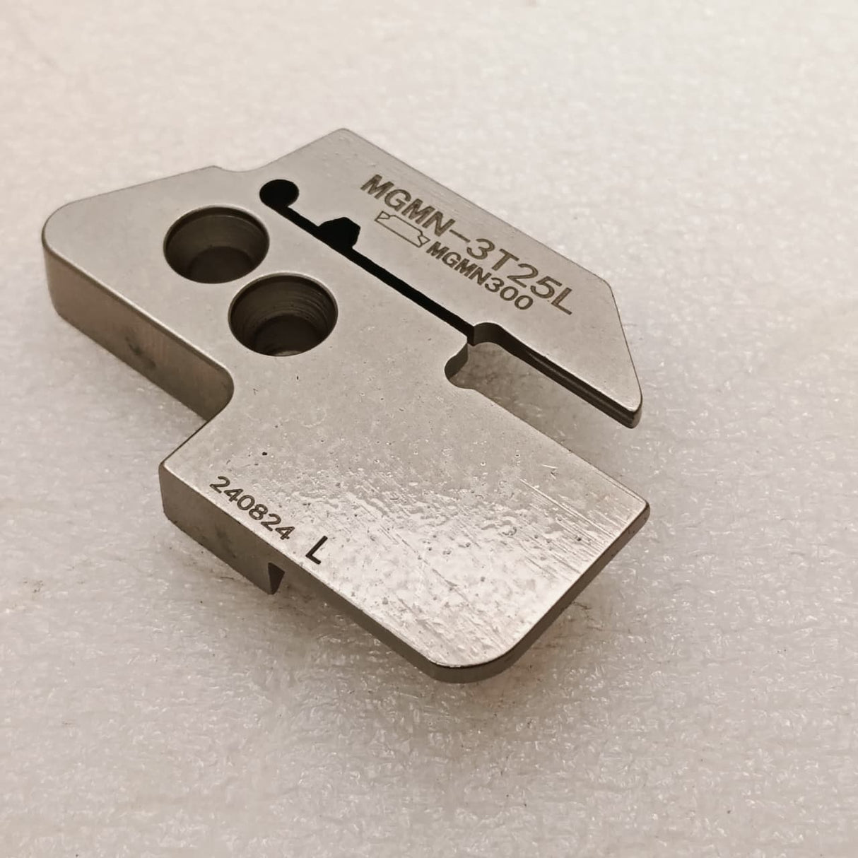 Metal grooving insert
