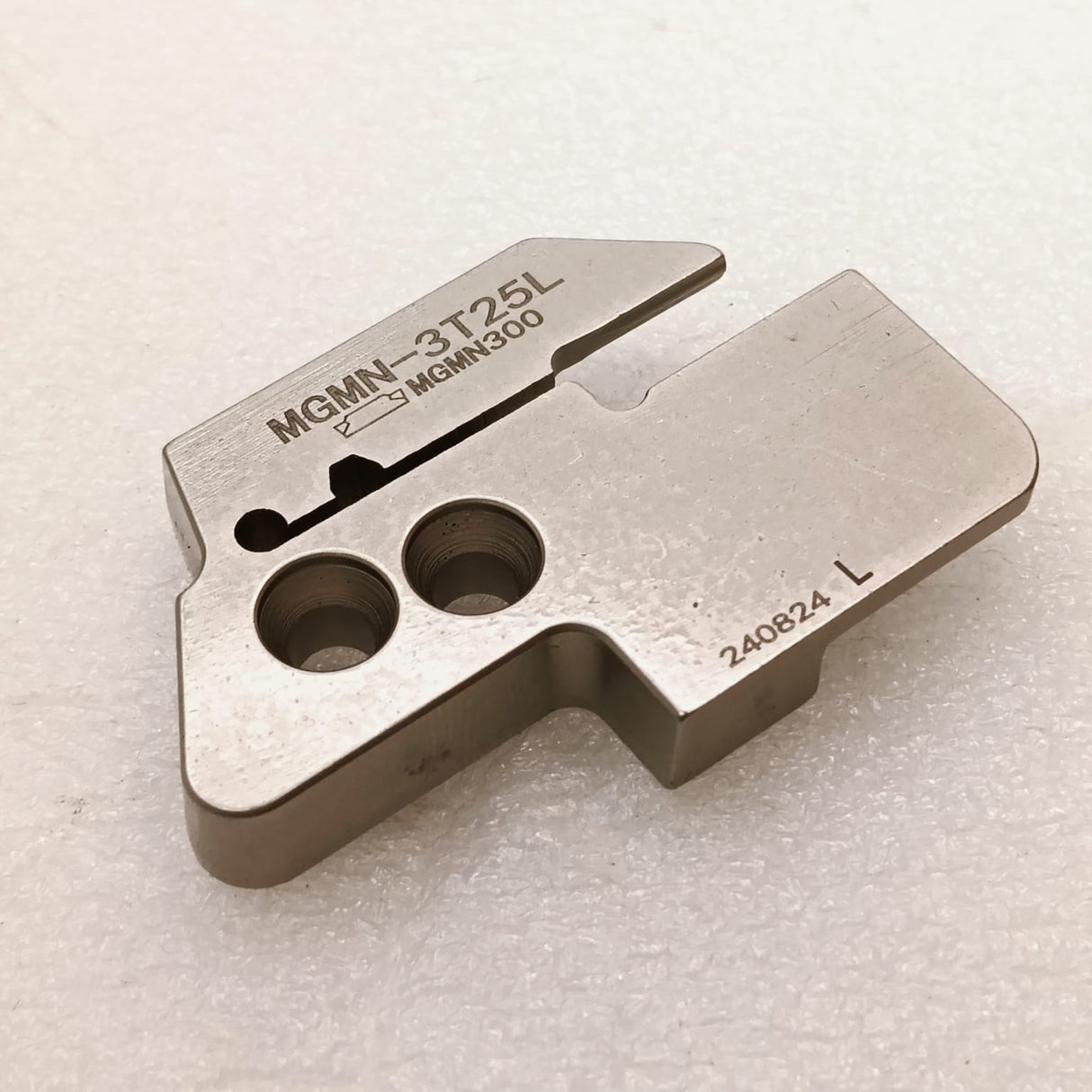 Metal grooving insert