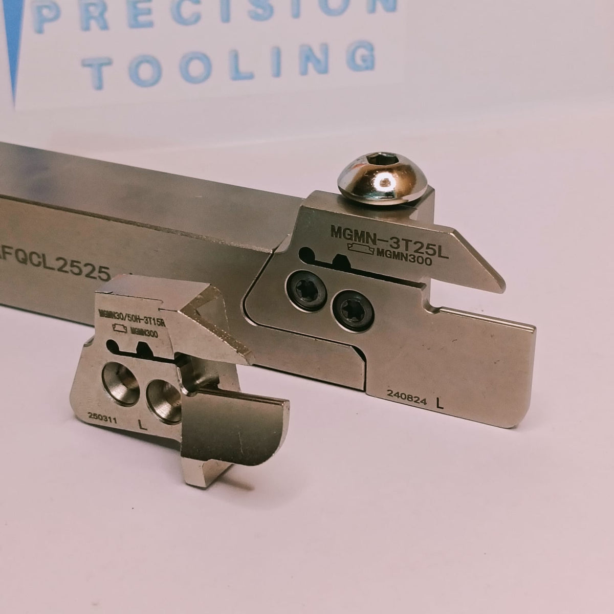 Metal face grooving tool