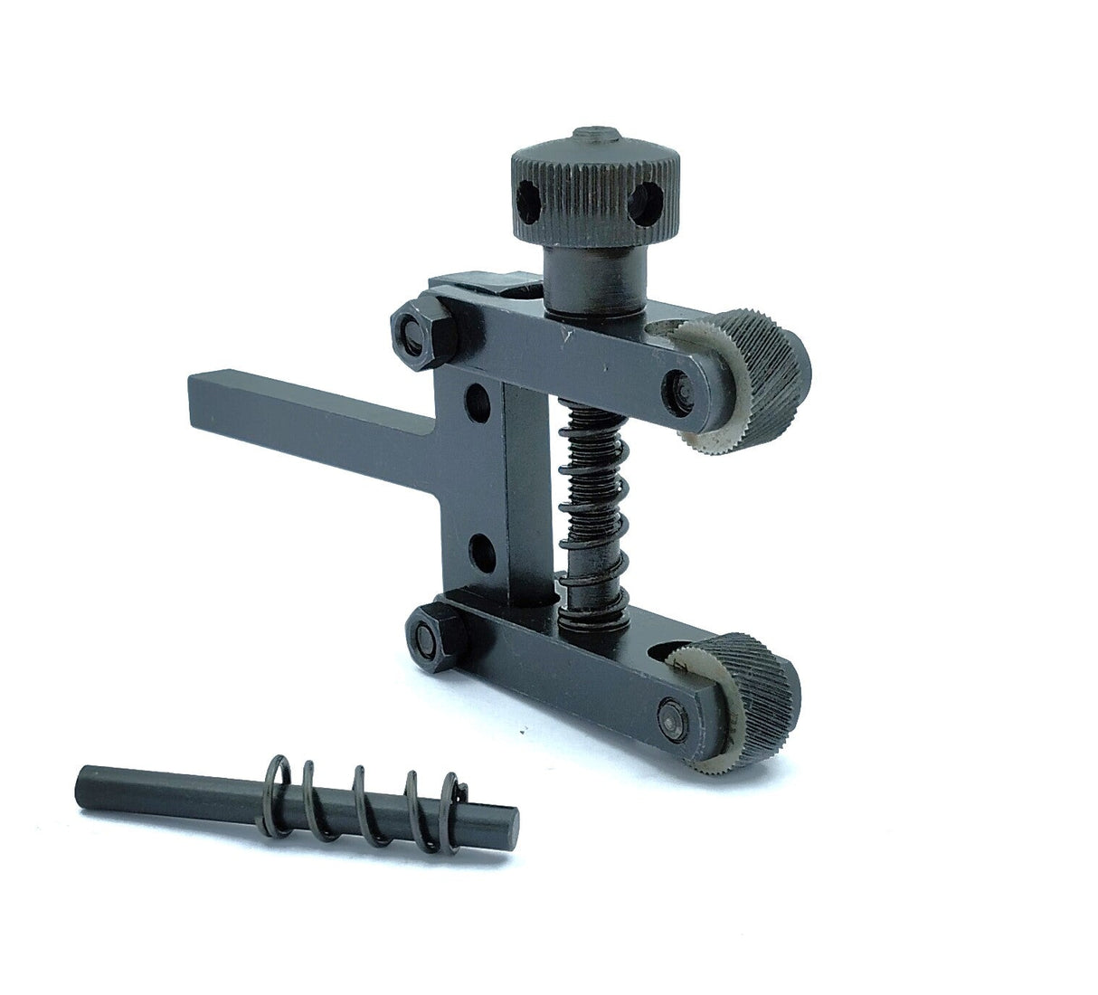 Knurling tool with spare spring