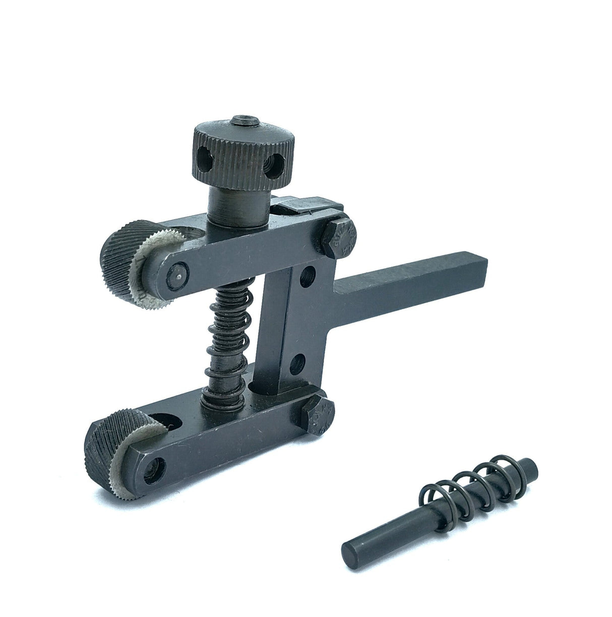 Knurling tool with spare spring