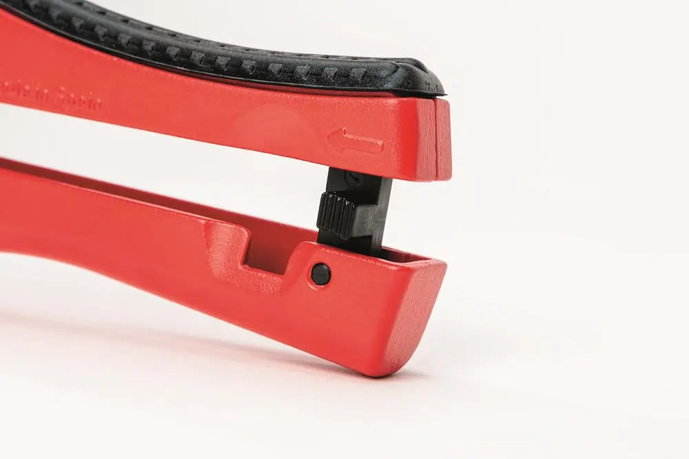 Pipe cutter handle with safety lock