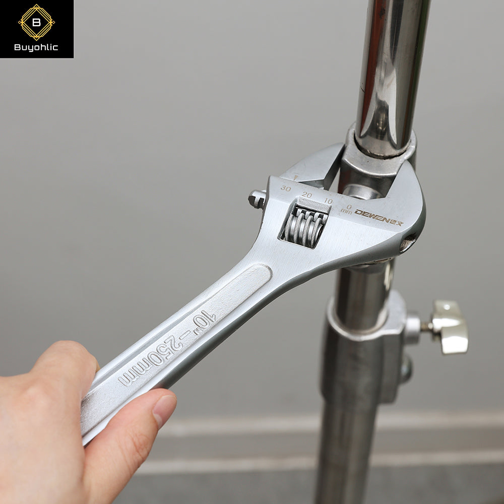 10-inch adjustable wrench clamping steel pipe
