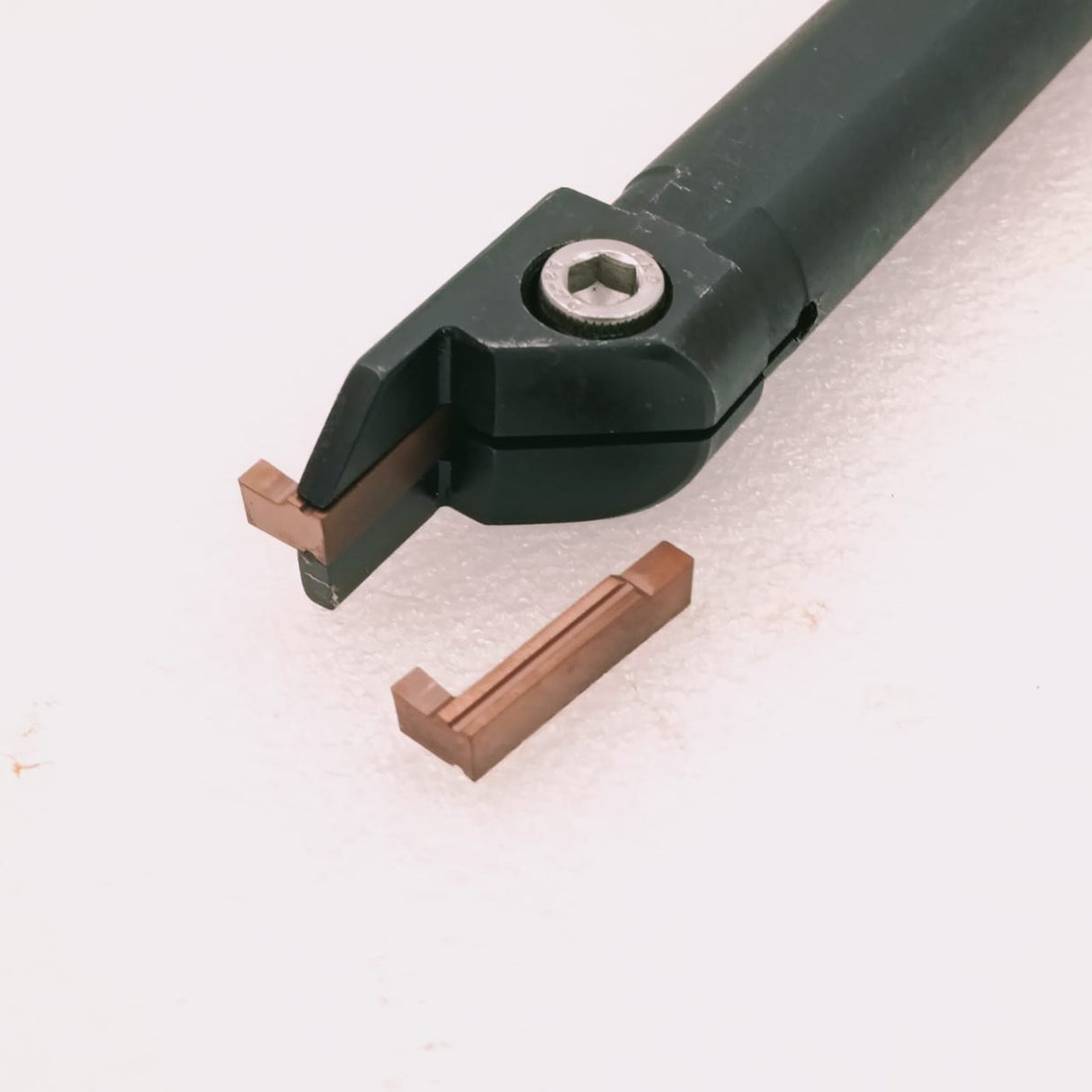 Grooving tool holder with carbide insert