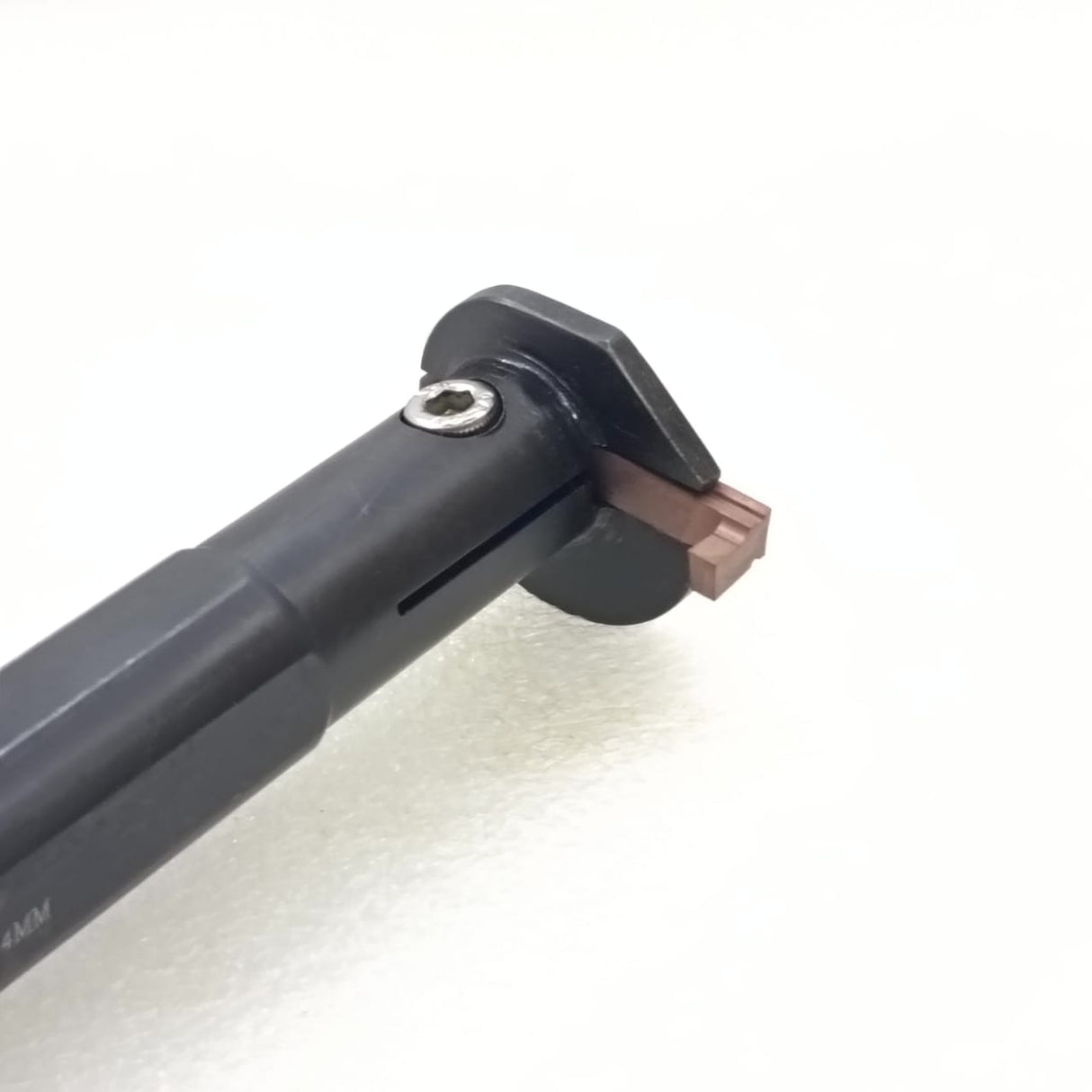 Internal grooving tool with carbide insert